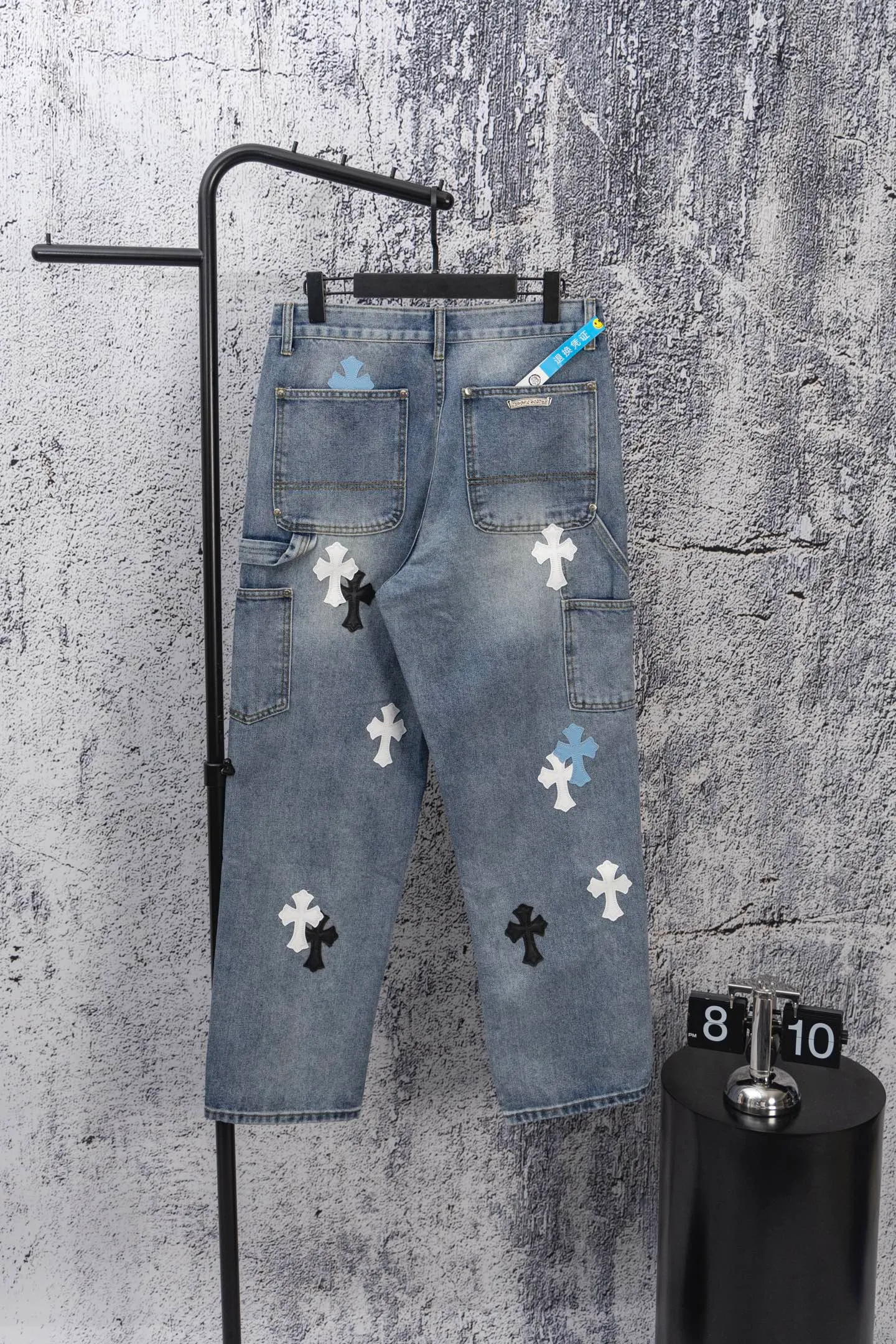 P270 CH Chromehearts Prince's same style white cross patchwork leather work jeans and logging pants. The counter price is 34W level. It is decorated with patchwork cross flowers and washed jeans! ! An absolutely high-end luxury product, a 1.9W-level god-level single product, a super popular product, made by top heavy industry, a magic weapon that cannot be missed! [About Zangyin] This is an extremely luxurious fashion brand that can also be called the aristocracy of the high street. It has always been an exclusive brand for some hipsters or rich second generations. Compared with ordinary high streets, it is more luxurious and noble. Compared with luxury brands, it is more fashionable and individual. It has always been a brand that I have a special liking for. [Top heavy industry fashion design] Consistently high-street luxury style. Speaking of this style, the Zangyin family and GU family are definitely the leading representative brands. Especially the Zangyin family has really achieved a state-of-the-art effect in creating high-street style. The unique washed material is used to create this style. The color system is already quite eye-catching. After it is decorated with patchwork cross flowers, it cleverly highlights the charm of the brand. Secondly, this style uses classic The high-waist cutting design highlights the long legs and fashionable temperament of the upper body. The brand is highly recognizable and the slim fit configuration is more suitable for daily wear. It is a product that interprets personality, fashion, and specifications at a glance. This single product is enough to make any fan excited. It can be a white T-shirt for a youthful college style, or a tight suspender for a royal style. It has strong matching ability and can be easily controlled by men.  [Materials and craftsmanship] Needless to say, this point goes without saying. As an excellent craftsman brand, Zangyin’s requirements for details and craftsmanship are really perfect. The washed color of this model has gone through so many processes, not to mention the embellishment of denim appliques. It is also purely hand-made and sewn. Just like what they believe in, only hand-made things have soul and have the meaning of wear. A top-notch heavy-duty fashionable denim item, I look forward to your perfect interpretation! !  Color: blue Size: 28-36